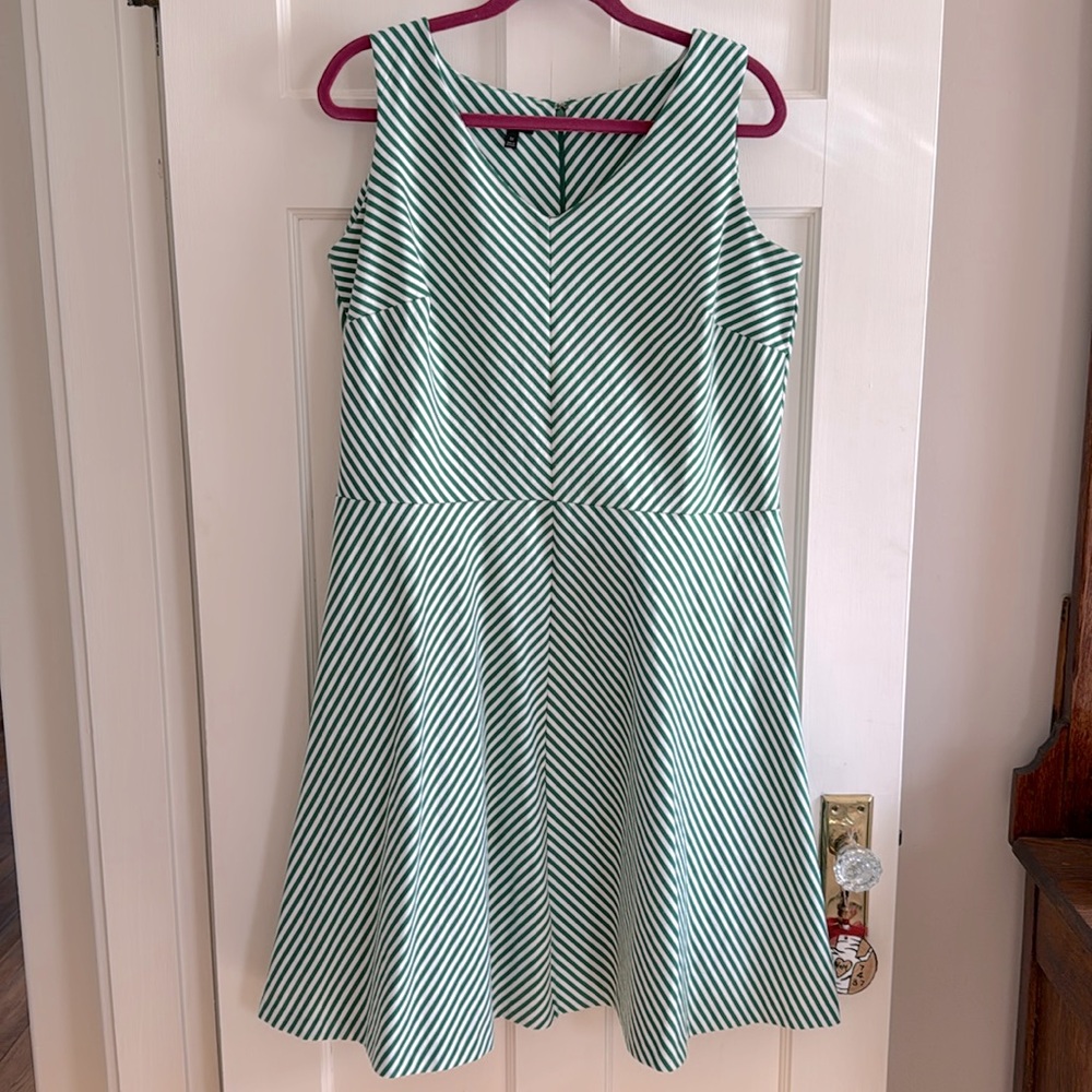 ☘️Talbots Woman sleeveless green/white striped fit & flare dress. Size 1X.